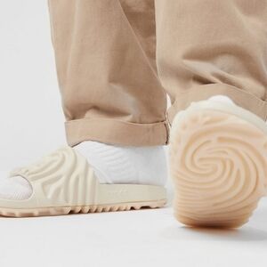 CROCS Cream Textured Slides